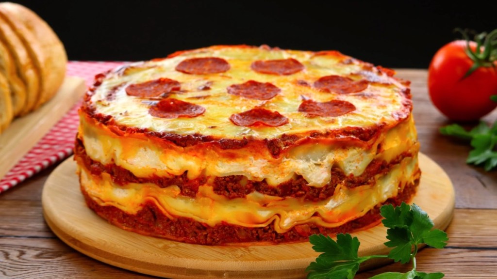 Eine Pizza-Lasagne auf einem runden Holzbrett.