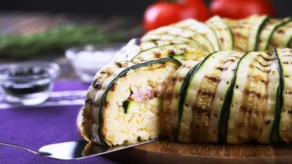 Herzhafter Zucchini-Kuchen, aus dem ein Stück entnommen wird.