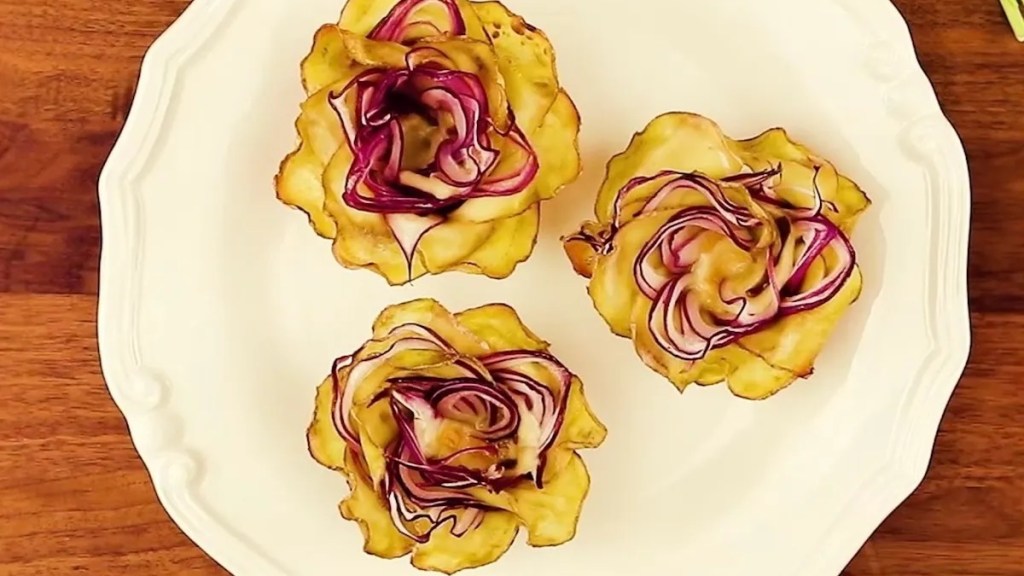 3 Bratkartoffel-Blumen auf einem Teller.