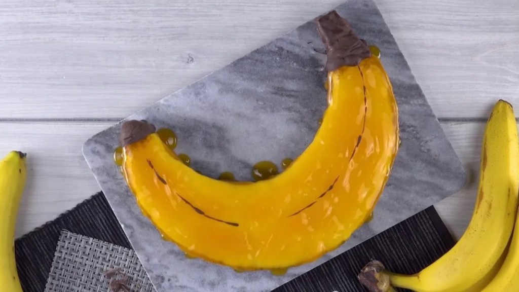 Ein Bananenkuchen mit Keksboden in Form einer Banane.