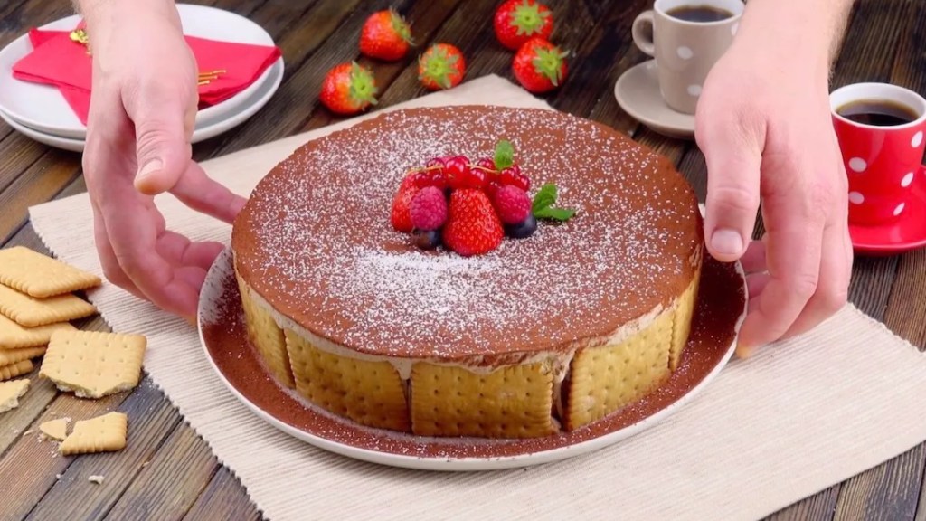 Ein Butterkeks-Kuchen wird auf den Tisch gestellt.