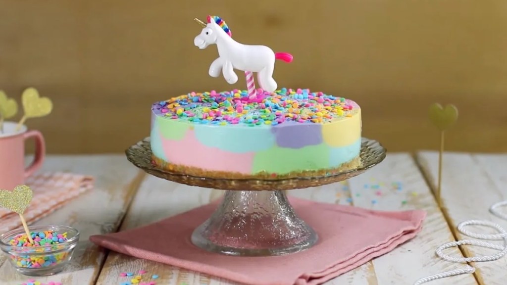 Ein bunter Einhorn-Kuchen auf einer Kuchenplatte.