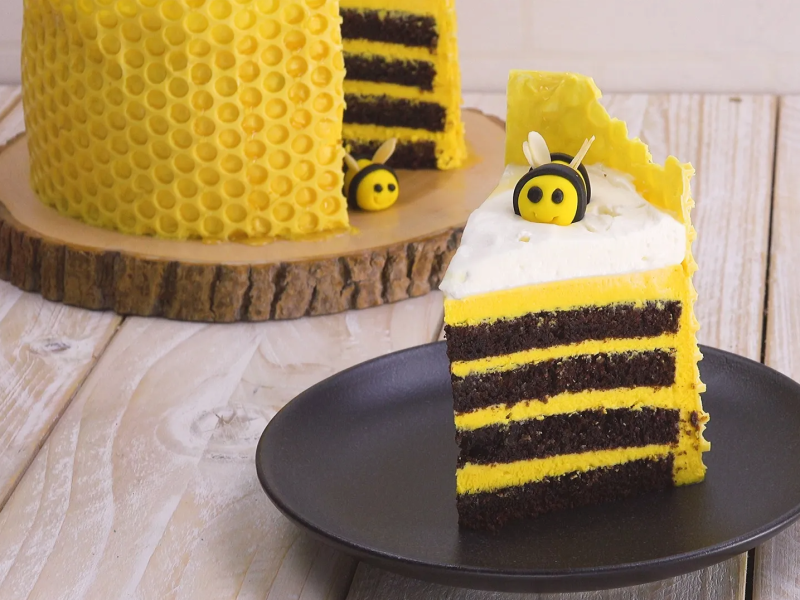 angeschnittener fertiger Bienen-Kuchen