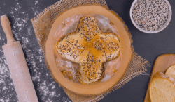 Selbstgebackenes Brot verzieren: Lotus