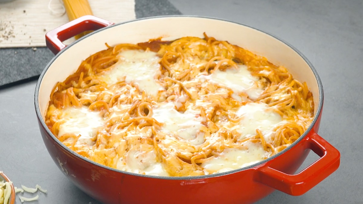 One-Pot-Gericht: Spaghetti mit Hackfleischbällchen und Käse in einem Topf.
