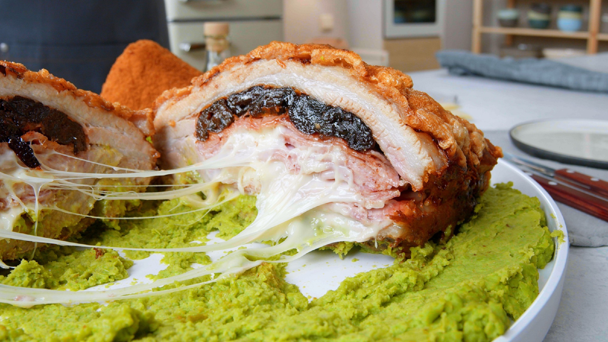 Schweinebauch-Cordon-bleu: mit Kroketten und Erbsenpüree - Leckerschmecker