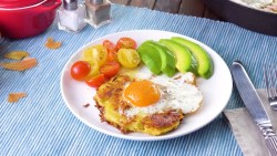 Ideen fürs Frühstücksei: Ein Puffer mit Ei und Avocado und Kirschtomaten auf einem Teller.