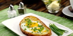 Ideen fürs Frühstüxksei: Eine Brotscheibe mit Eifüllung auf einer Servierplatte.