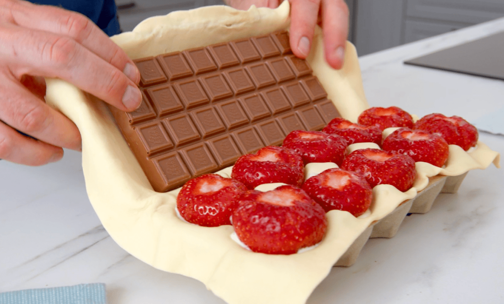 Blätterteigkuchen mit Erdbeeren und Schokolade aus dem Eierkarton