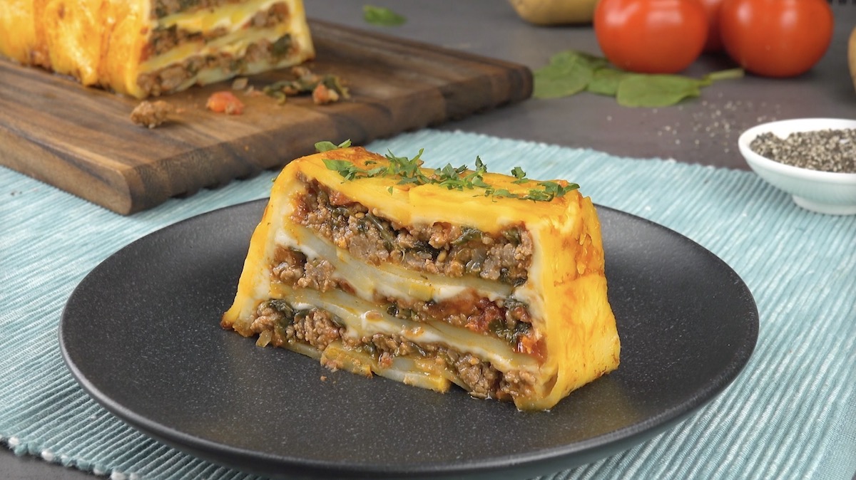 Ein Stück Kartoffelauflauf aus der Kastenform
