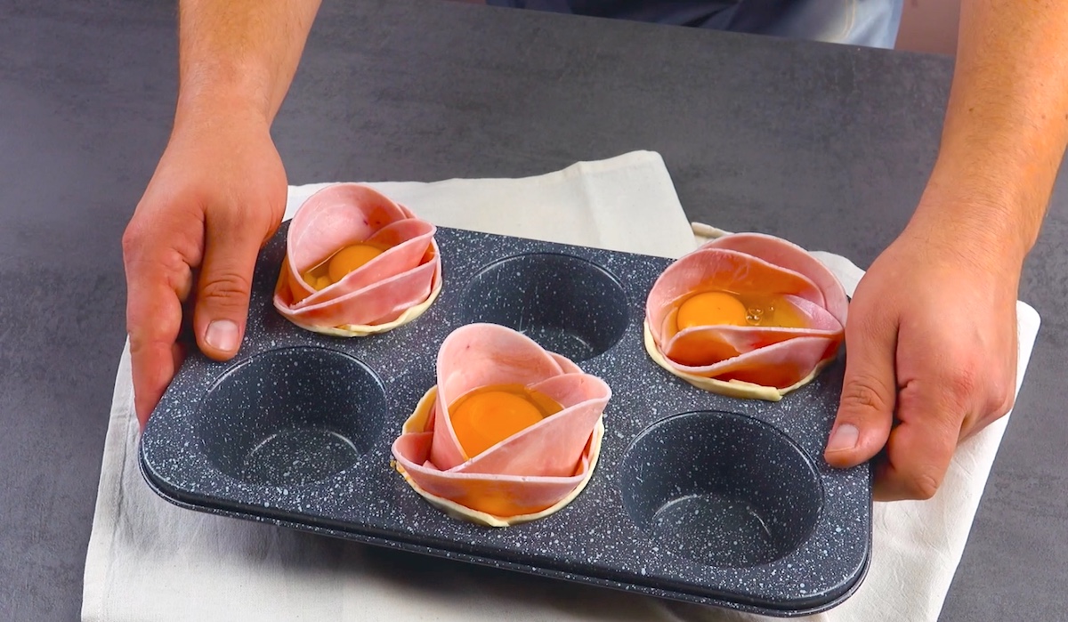 Kochschinken und Ei werden zu Blätterteig-Muffins hinzugegeben