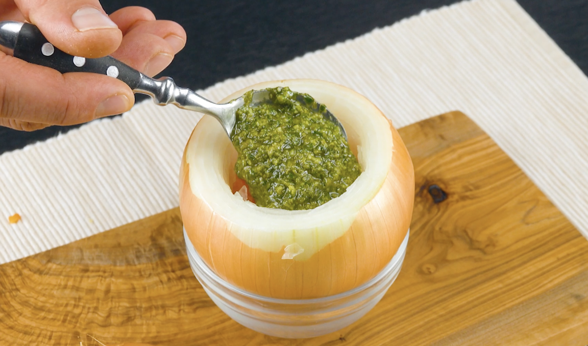 Zwiebel wird mit grÃ¼nem Pesto gefÃ¼llt