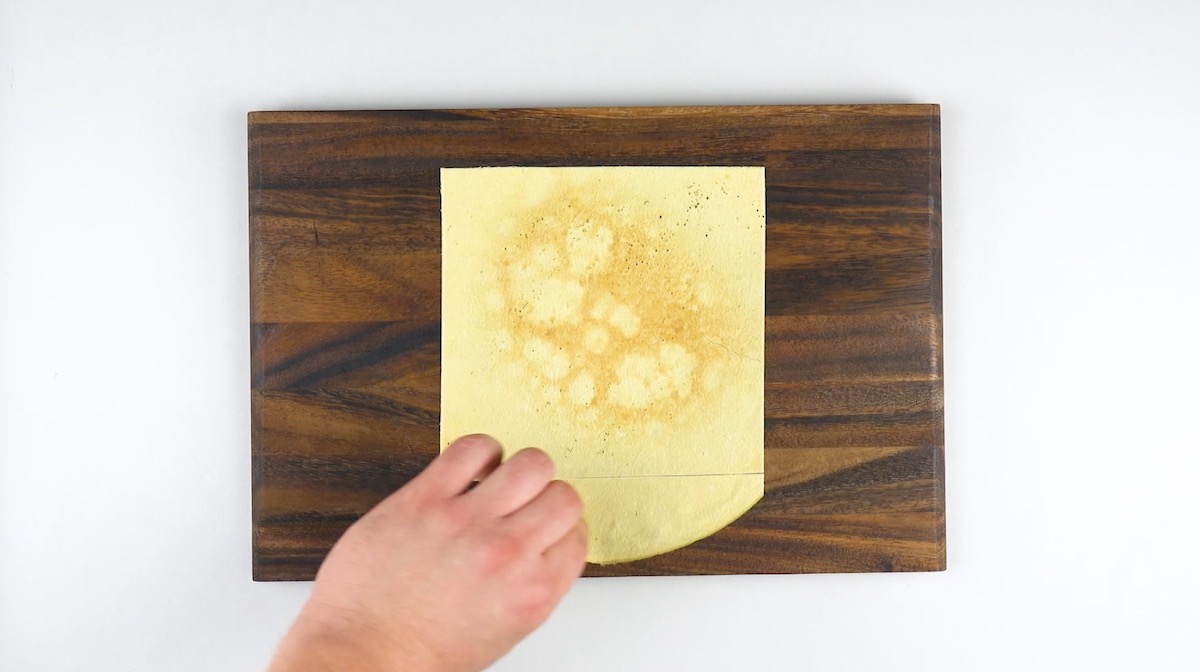 Quadrat wird aus Omelett geschnitten