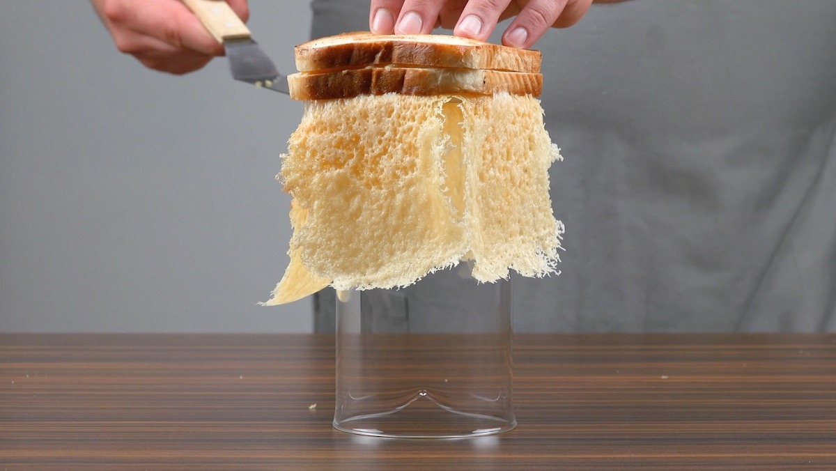 Das Toastbrot wird Ã¼ber Kopf auf ein Glas gelegt, sodass die KÃ¤sekrone fest werden kann