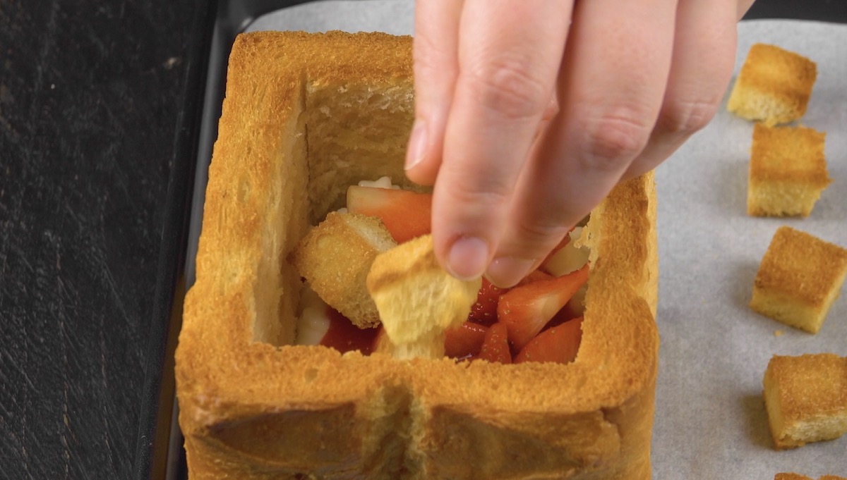 Brick-Toast wird mit ToaststÃ¼cken und  klein geschnittenen Erdbeeren gefÃ¼llt