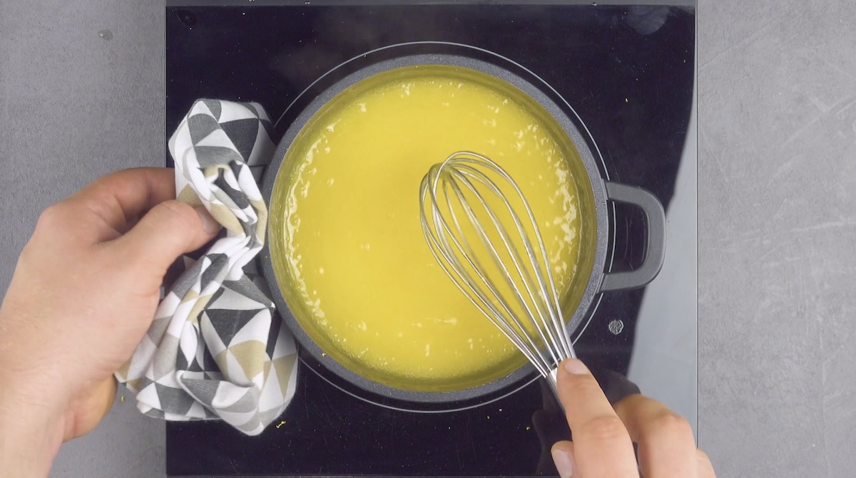 Zitronencreme wird in Topf erhitzt