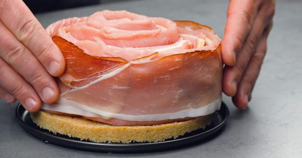 Schweinerücken als herzhafter Kuchen mit Käse und Schinken ...