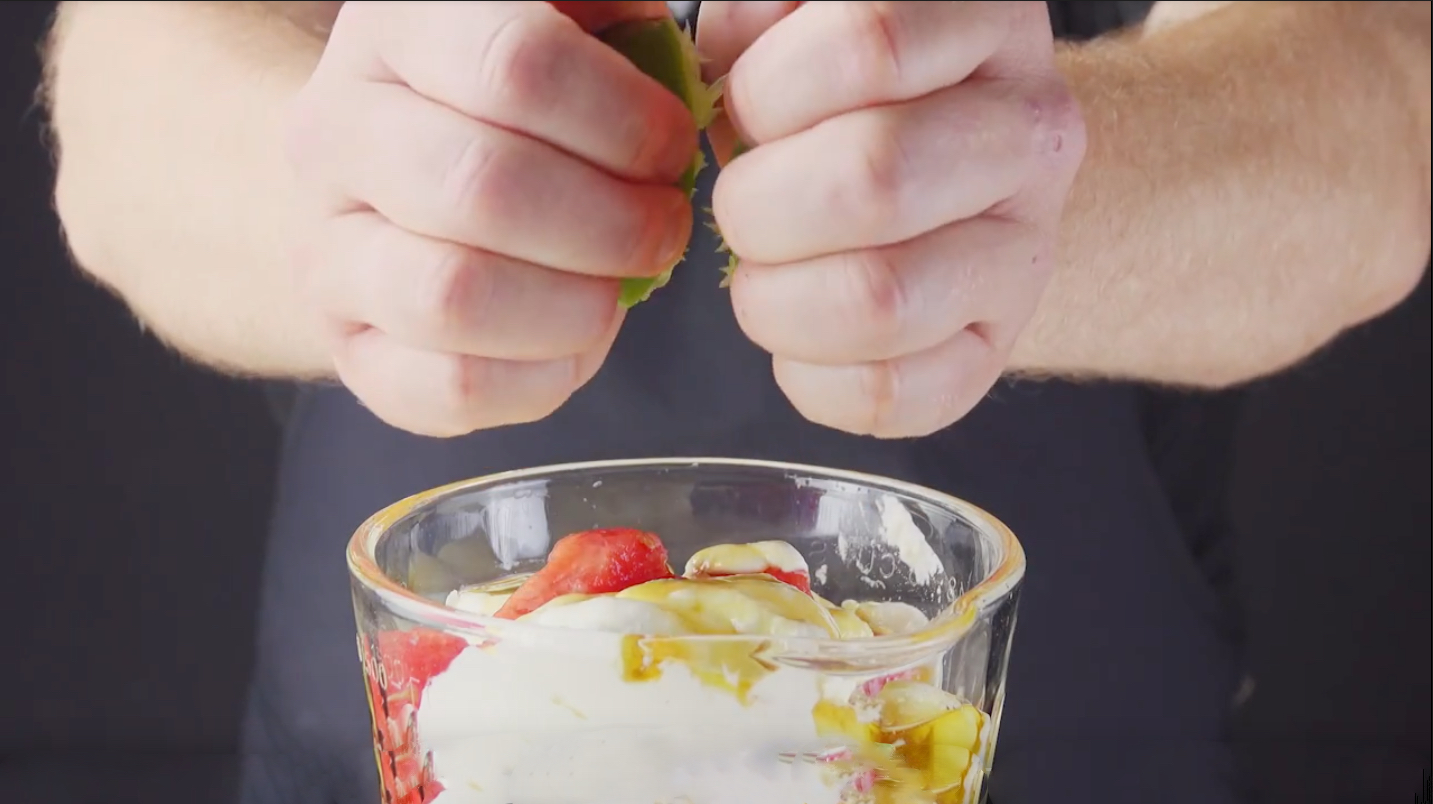 Melone, Joghurt, Honig und Limettensaft werden in Mixer zu Masse pÃ¼riert