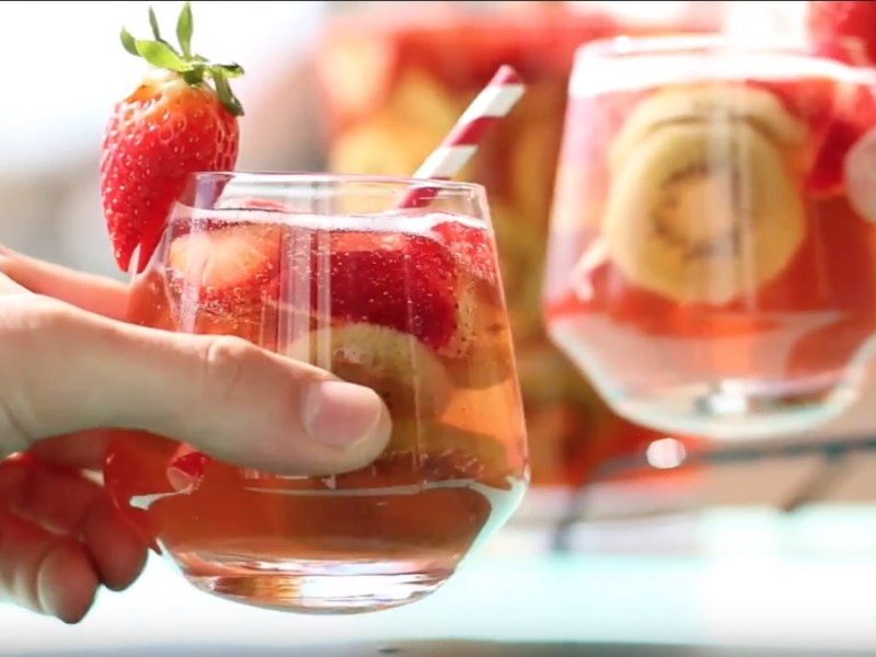 Erdbeer-Sangria: So erfrischend schmeckt der Sommer!
