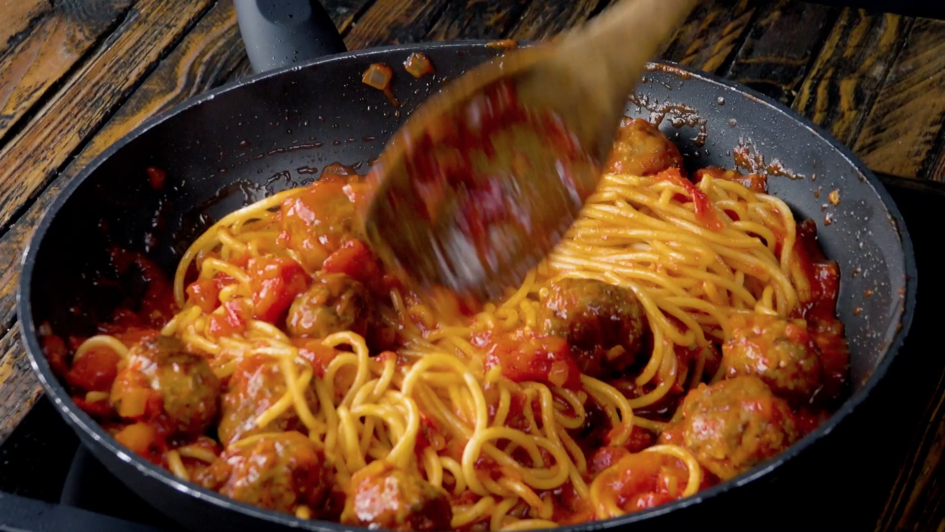 HackbÃ¤llchen werden in Pfanne mit TomatensoÃŸe und Spaghetti vermischt