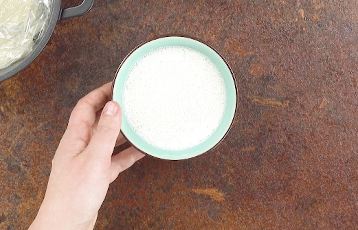Trockenhefe mit Zucker und Milch in einer SchÃ¼ssel
