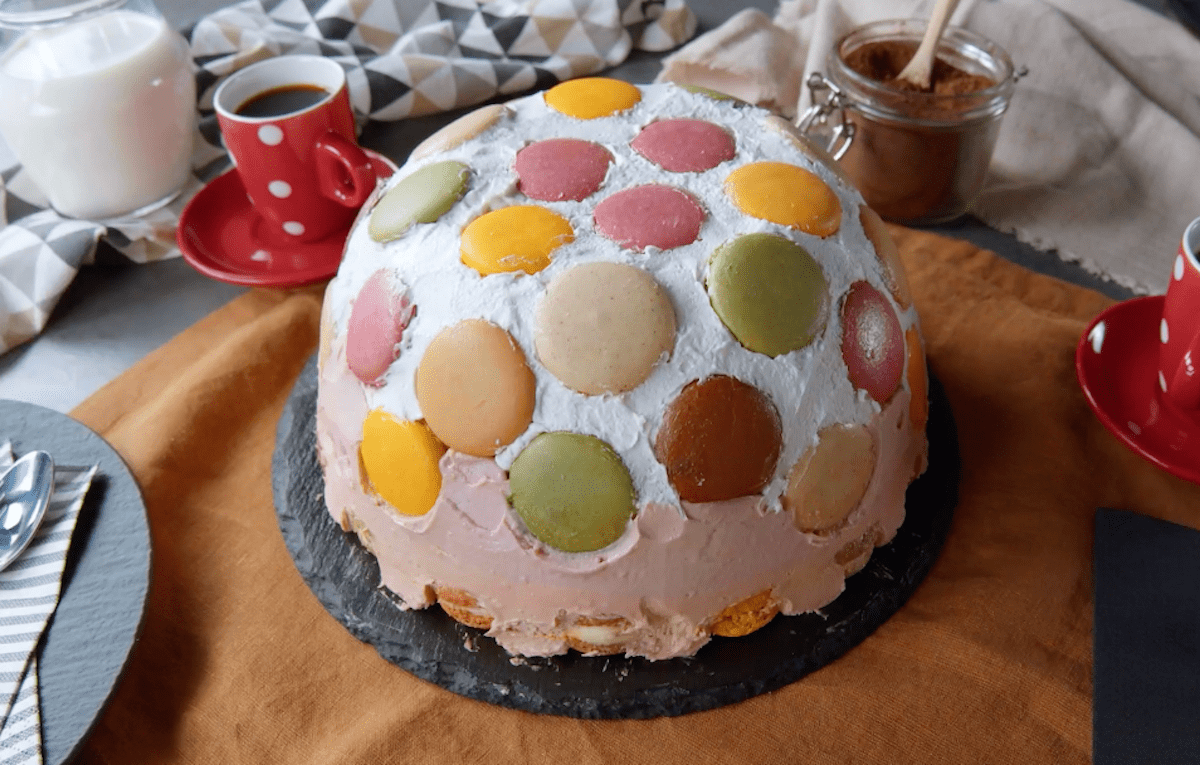 Eine Macaron-Torte mit Sahne, Ruby-Schokocreme und LÃ¶ffelbiskuits