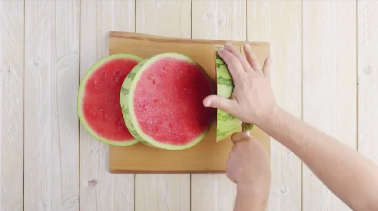 Wassermelone wird in 3 dicke Scheiben geschnitten