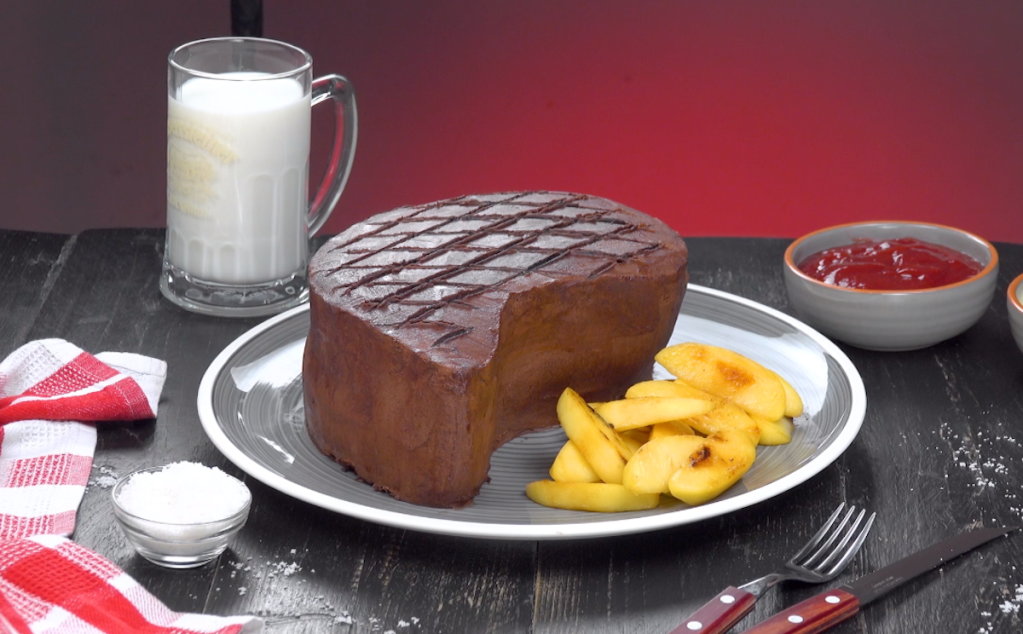 Ein Kuchen in Gestalt eines Steaks mit Pommes.