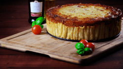 Pasta-Kuchen mit Bolognese auf einem Brett