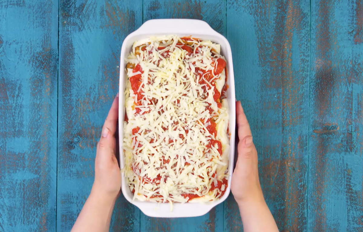 Schnitzel-Lasagne in Auflaufform mit geriebenem Käse