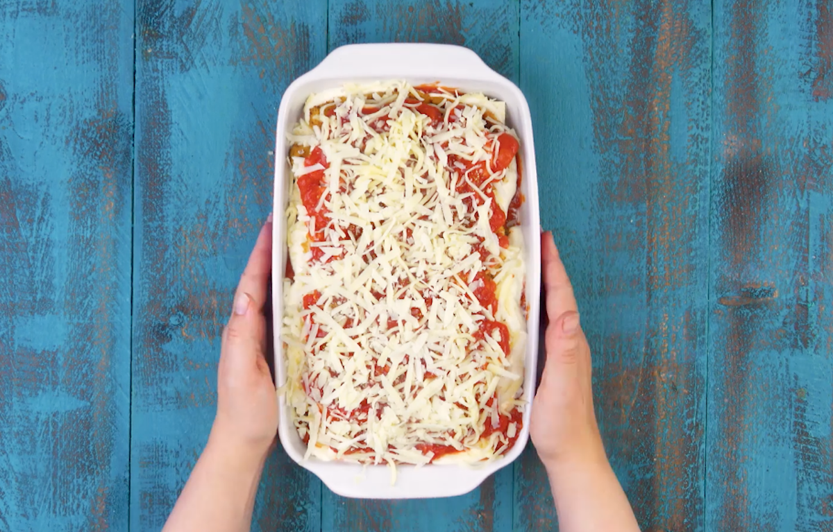 Schnitzel-Lasagne in Auflaufform mit geriebenem KÃ¤se 