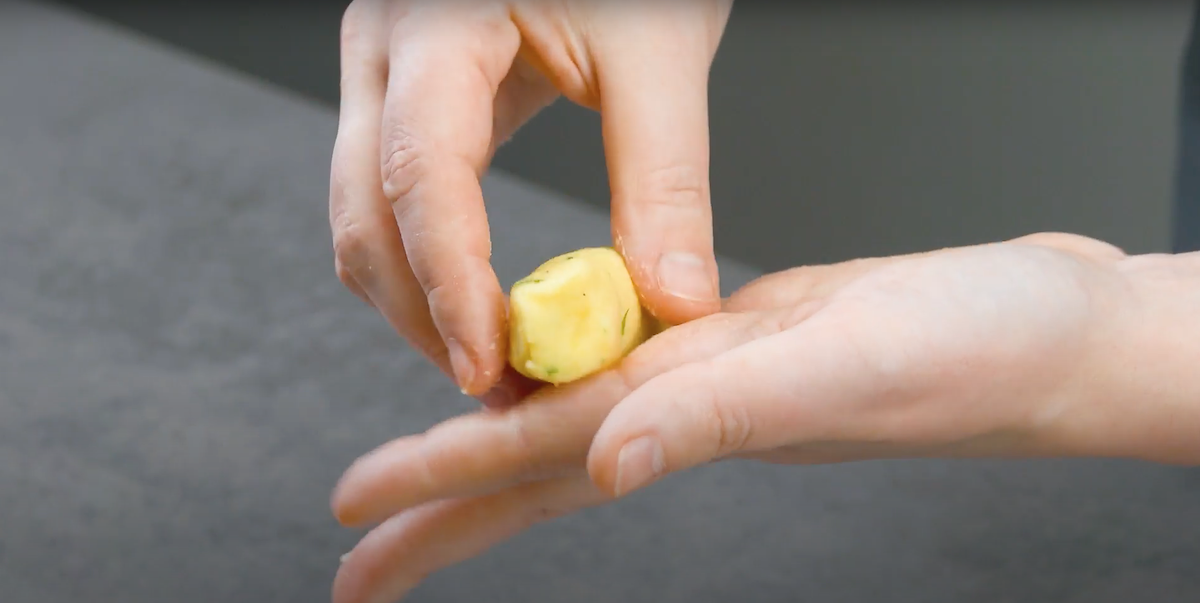 Kartoffelbrei-Masse wird mit HÃ¤nden zu einer Krokette geformt