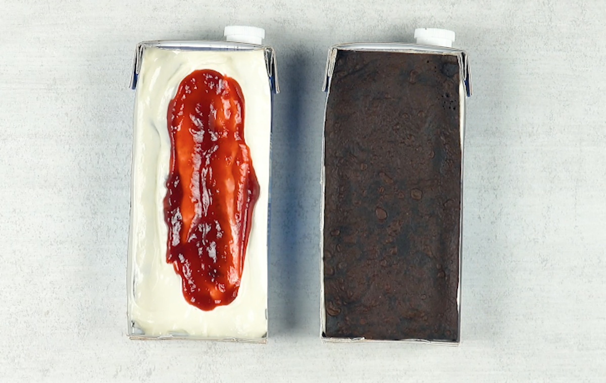 2 aufgeschnittene Milchkartons, im linken weiÃŸe Creme mit Marmelade, im rechten Brownieboden