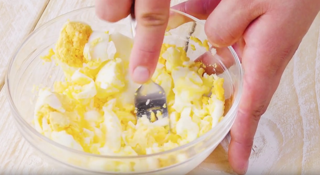 Hartgekochte Eier werden SchÃ¼ssel mit Gabel zerkleinert