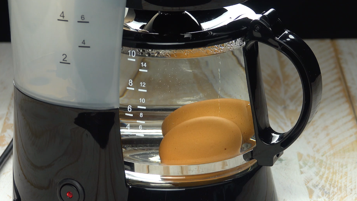 2 Eier werden in Kaffeemaschine hart gekocht.