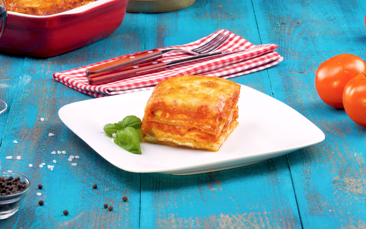 Eine Portion Schnitzel-Lasagne auf einem Teller