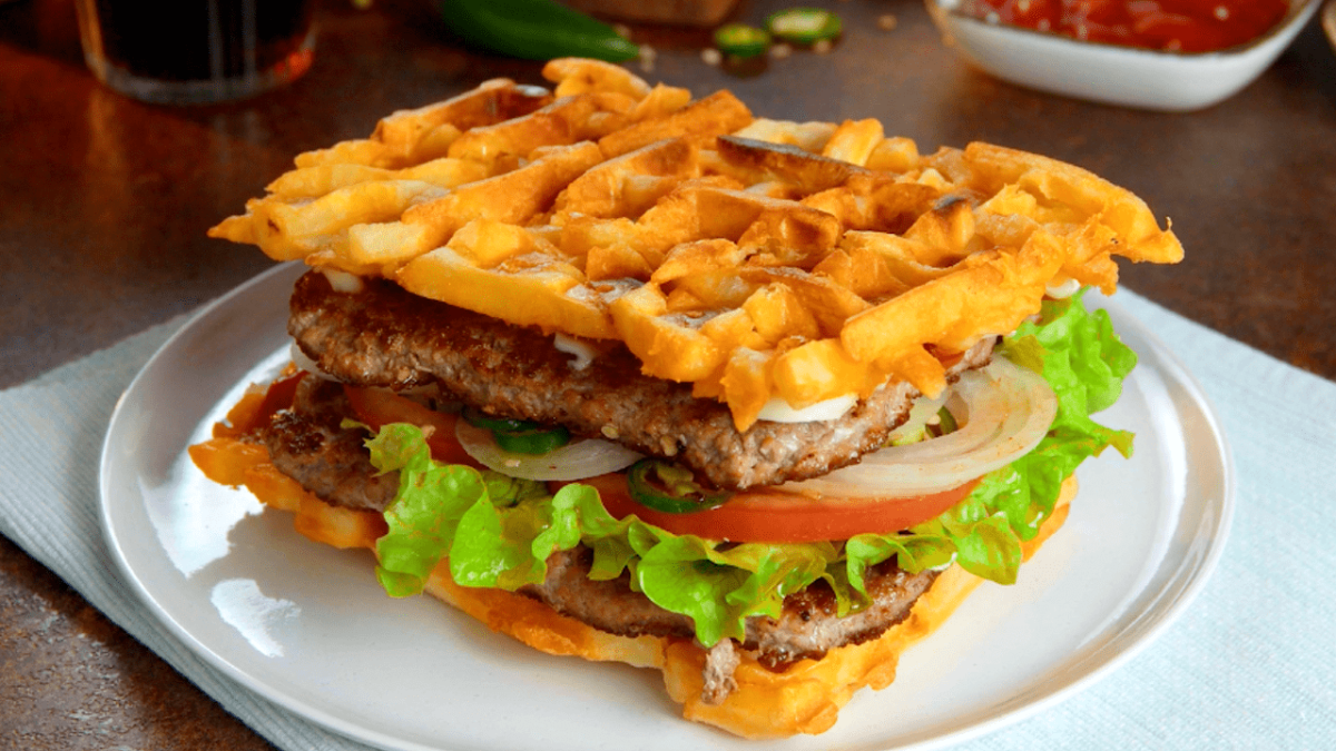 Rezepte mit Pommes: ein Pommes-Burger auf einem Teller.