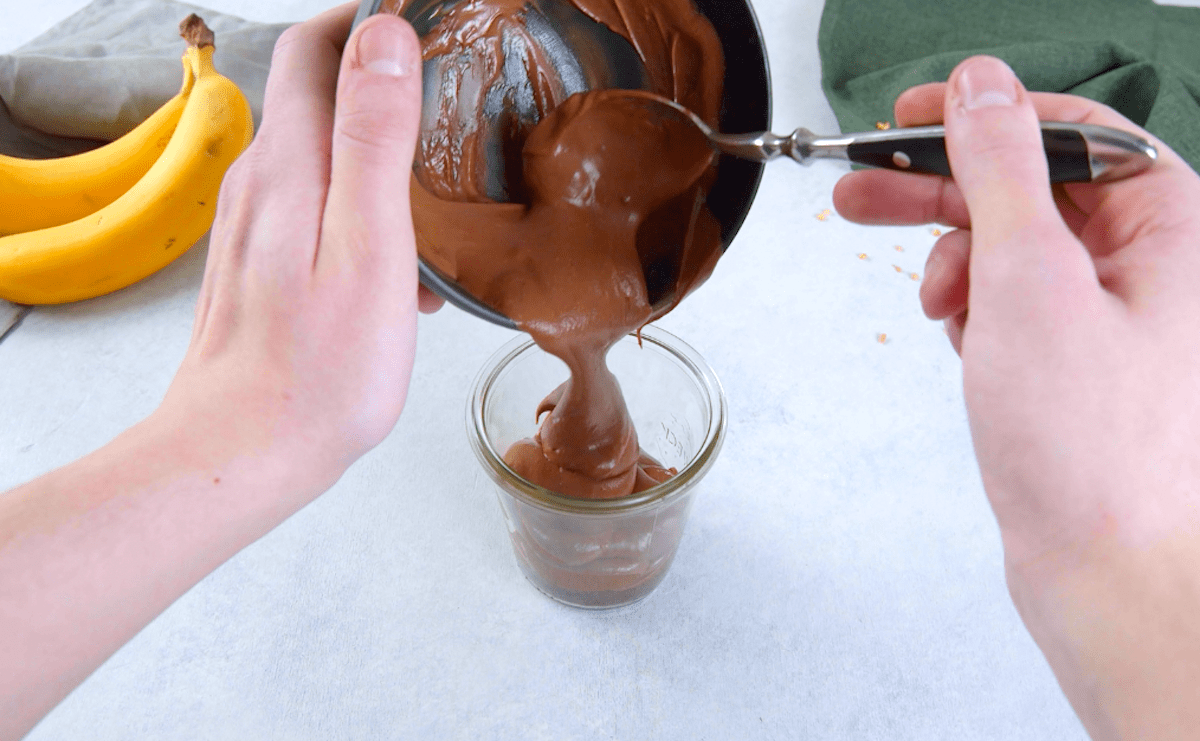 Nutella-FrischkÃ¤se-Sahne-Mischung wird in ein Glas gegeben.