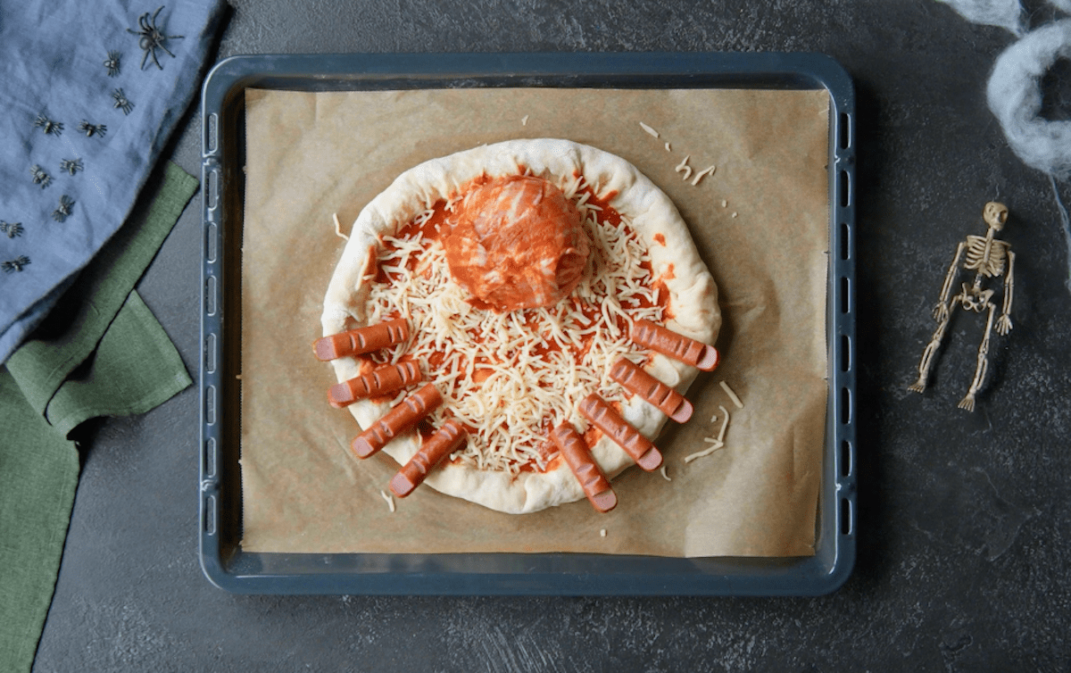 Pizzateig mit Tomatensauce, KÃ¤se und WÃ¼rstchen