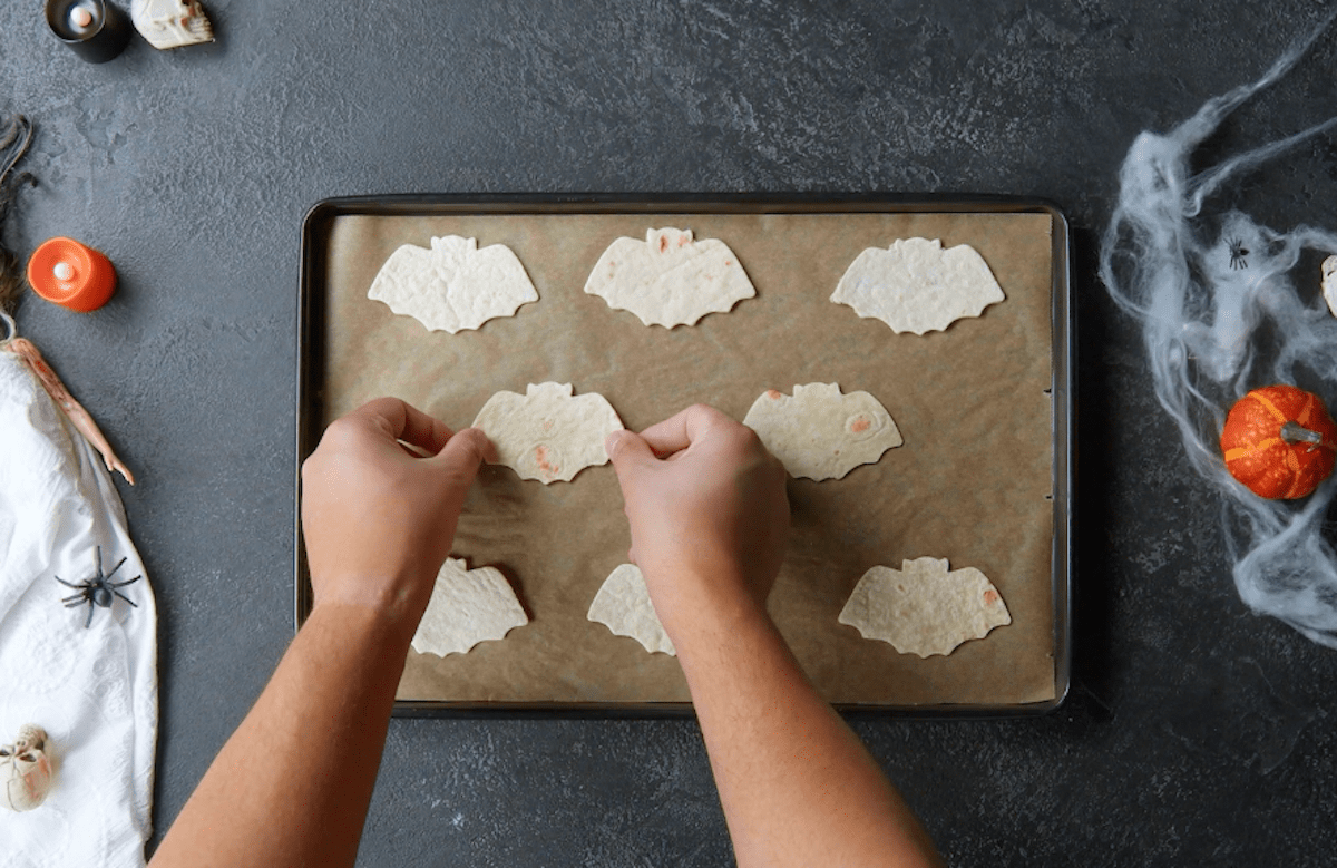 aus tortillas ausgestochene fledermÃ¤use werden auf ein backblech gelegt