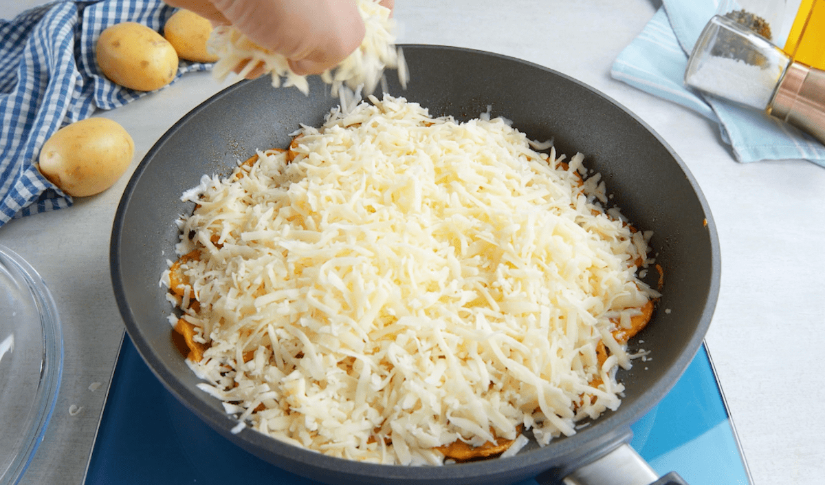 Kartoffelpizza mit Mozzarella, Schinken und Champignons - Leckerschmecker