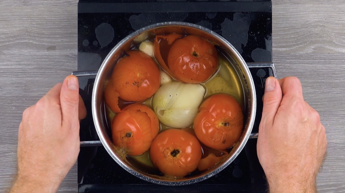 Tomaten, Zwiebeln und Knoblauch werden in Topf mit Wasser gekocht