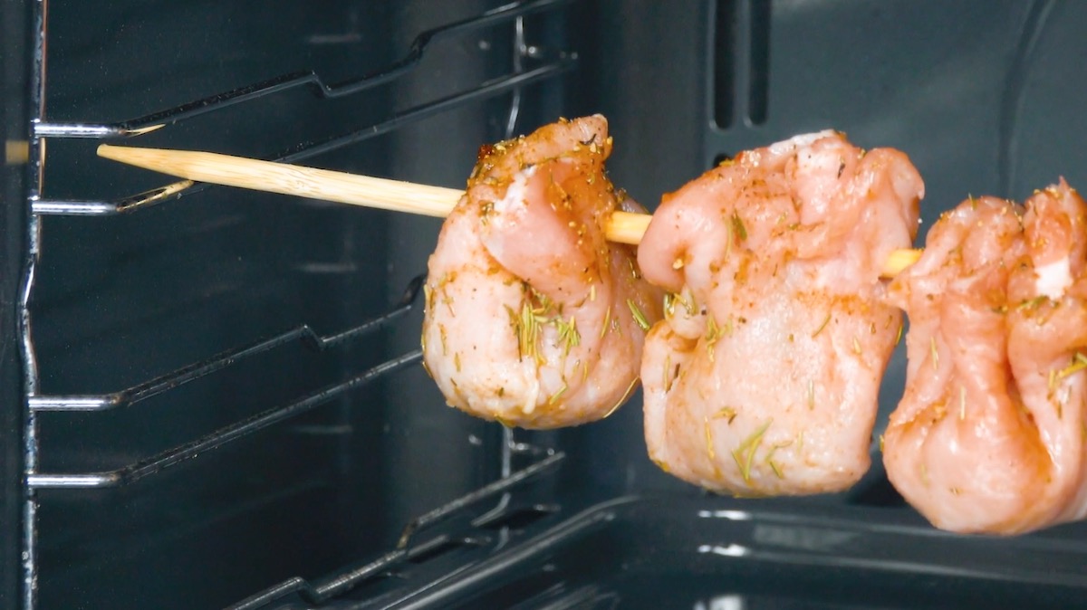 GefÃ¼llte Schweineschnitzel werden hÃ¤ngend in Ofen gegart