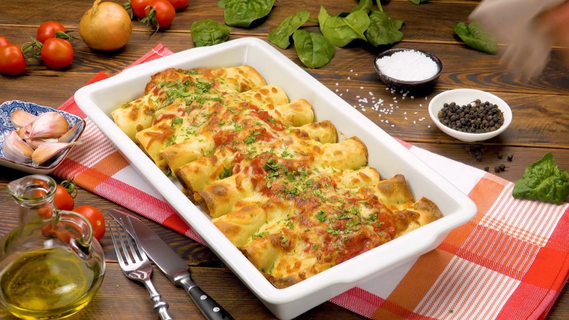 Gefüllte Pfannkuchen mit Hackfleisch und Spinat - Leckerschmecker