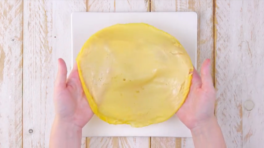 Omelett wird auf weiÃŸen Teller gelegt