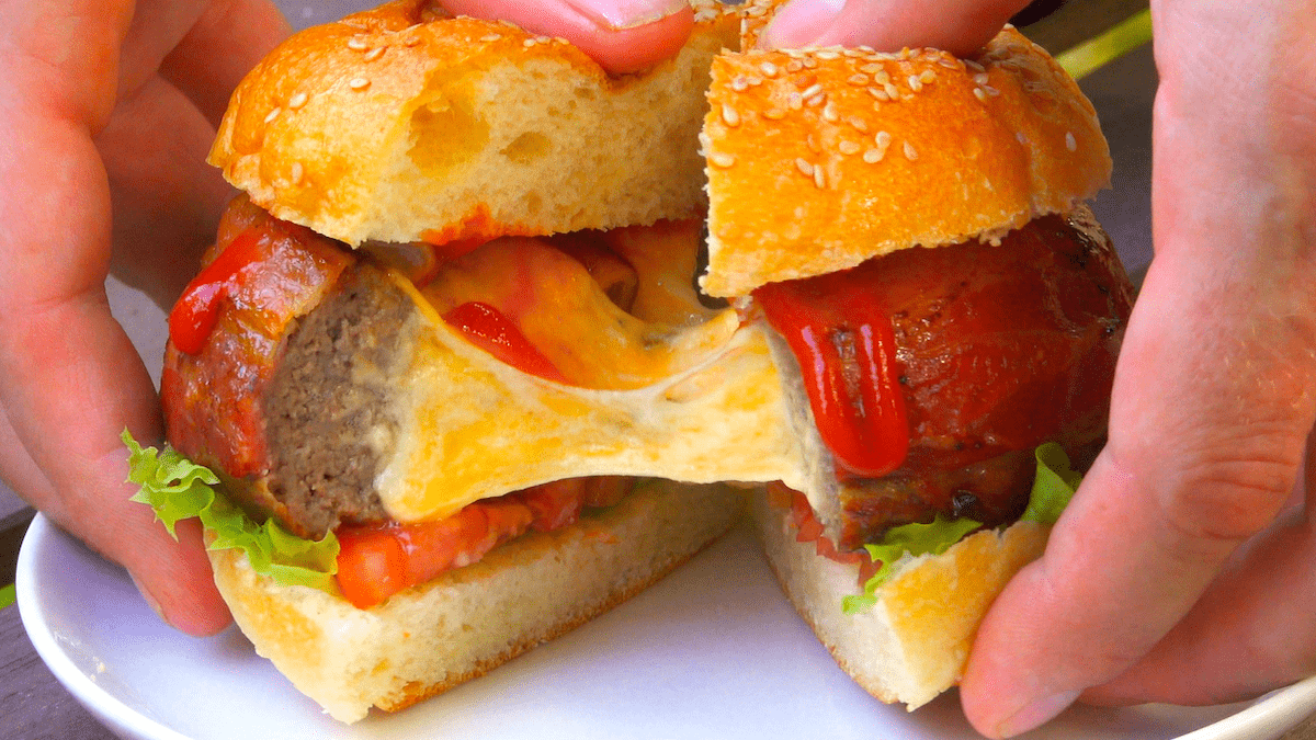 Bierdosen-Burger mit Bacon und KÃ¤se