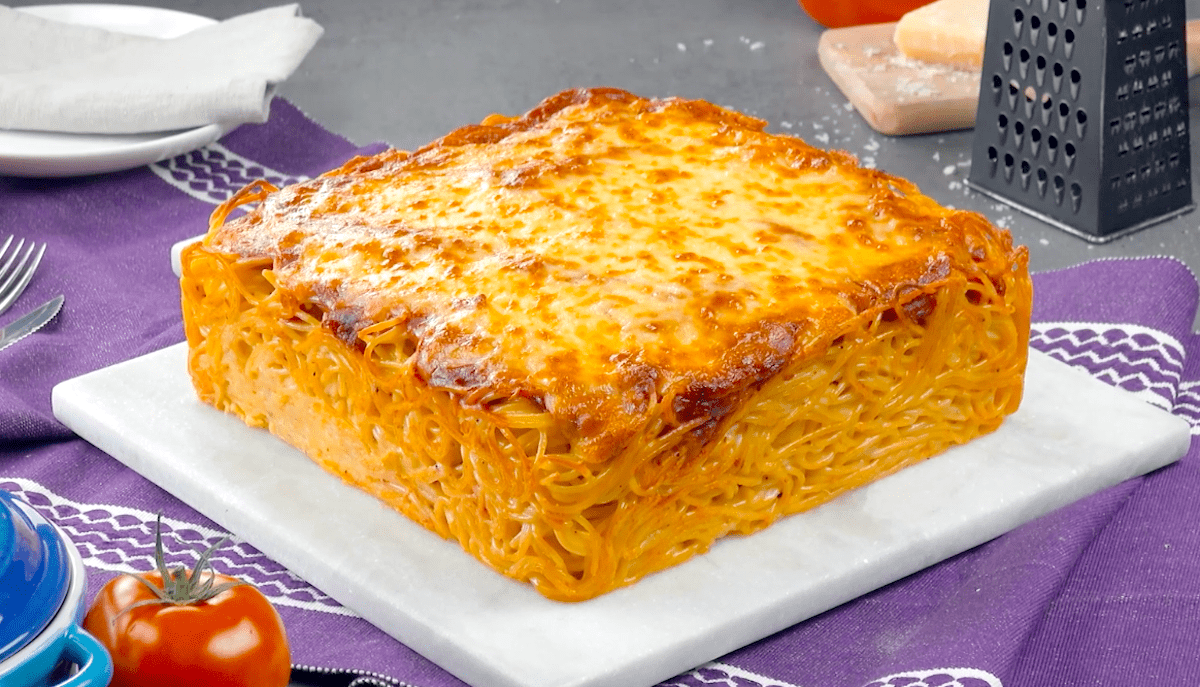 Herzhafter Spaghettikuchen mit Schnitzel und viel Käse