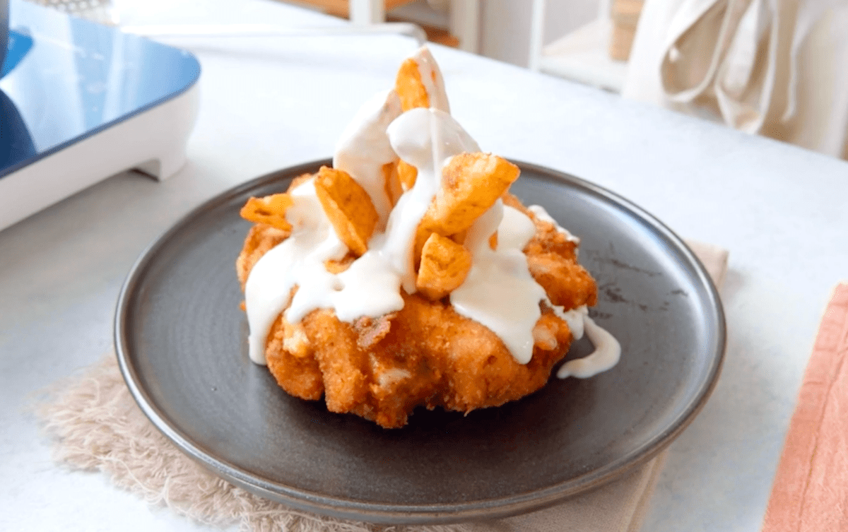 Schnitzel-Donut mit Kartoffelwedges und Käsesauce