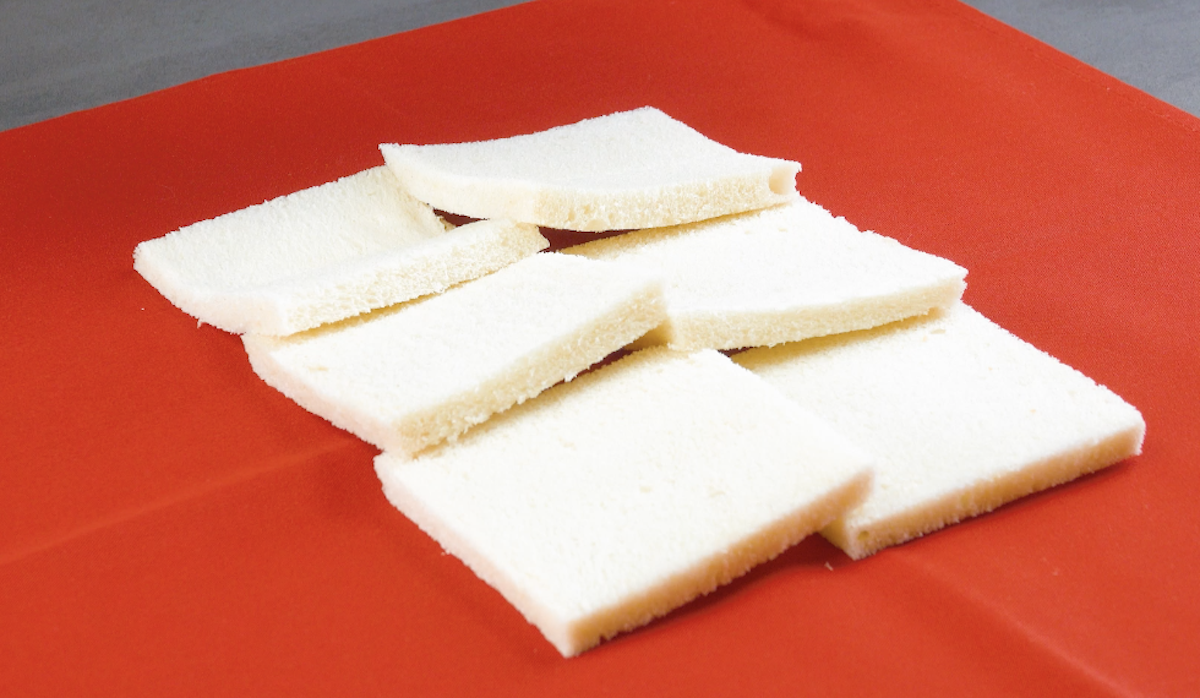 6 Toastscheiben ohne Rinde, die leicht Ã¼berlappend auf einem Tuch liegen
