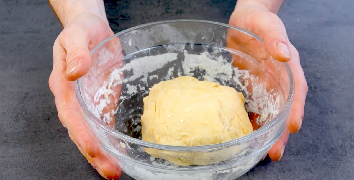 Donut-Teig in durchsichtiger Glasschüssel